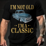 Erkek Vintage Araba Grafik - "Ben Yaşlı Değilim Ben Bir Klasiğim" Esprili Baskı - Siyah