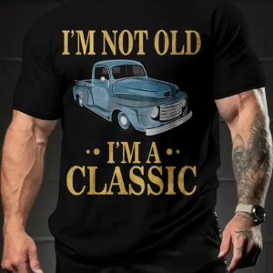 Erkek Vintage Araba Grafik - "Ben Yaşlı Değilim Ben Bir Klasiğim" Esprili Baskı - Siyah