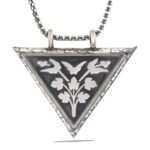 Gümüş Üçgen İçi Açılabilen Çiçek Muskalık Kolye