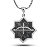 ​Gümüş Ok Yay İşlemeli Sekizgen Tasarım Kolye